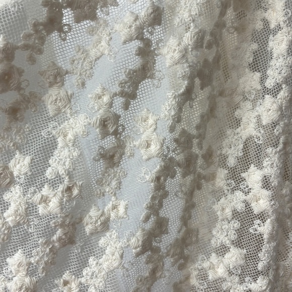 Off-white Lace Vest - Picture 2 of 3